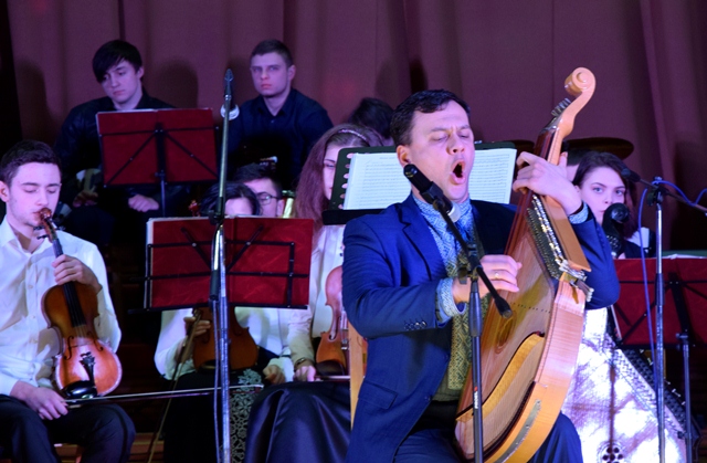 Заслужений артист України Д. В. Губ’як виконує вокальний твір “Бандуристе, орле сизий” у супроводі естрадного оркестру факультету мистецтв